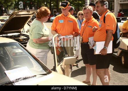 Il proprietario di questo 1987 Porsche 944 spiega la sua auto al Concours giudici al 2008 Porsche Parade Concours in Charlotte, NC, Stati Uniti d'America Foto Stock