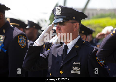 NYPD poliziotti salute durante la settimana di polizia 2013 - Washington DC, Stati Uniti d'America Foto Stock