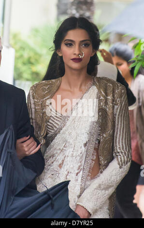 Cannes, Francia. Il 15 maggio 2013. L'attrice Sonam Kapoor lasciare l'hotel Martinez durante la 66annuale di Cannes Film Festival presso il Teatro Lumiere il 15 maggio 2013 a Cannes, Francia. Credito: jonatha borzicchi editorial /Alamy Live News Foto Stock