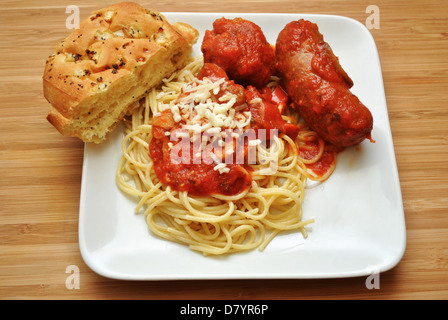 Italiano Cena Spaghetti con formaggio grattugiato e pane Foto Stock