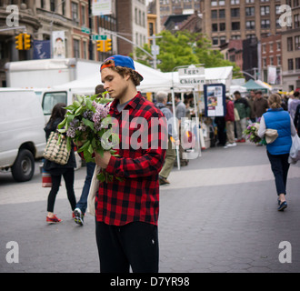 Gli amanti dello shopping in Union Square Greenmarket a New York il mercoledì 15 maggio, 2013. (© Richard B. Levine) Foto Stock