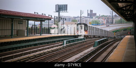 Un numero 6 IRT treno tira nella Whitlock Avenue stazione elevata nel Bronx a New York Foto Stock