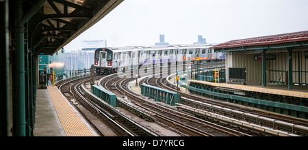 Un numero 6 IRT treno tira nella Whitlock Avenue stazione elevata nel Bronx a New York Foto Stock