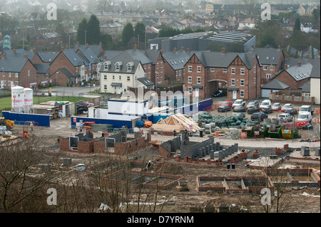 Alta Vista su nuovi grandi alloggi urbani station wagon in costruzione (alcune case completato e alcuni essendo costruito) - Guiseley, Leeds, West Yorkshire, GB, UK. Foto Stock