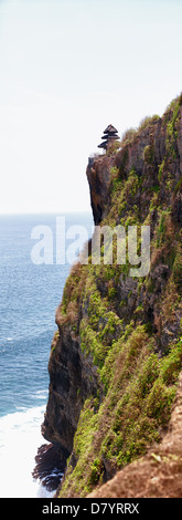 Antico tempio su di una rupe alta. Indonesia, Bali, Pura Luhur Uluwatu Foto Stock