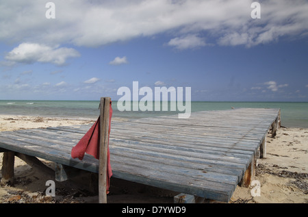 Una Spiaggia e molo in Caya Coco, Cuba Foto Stock