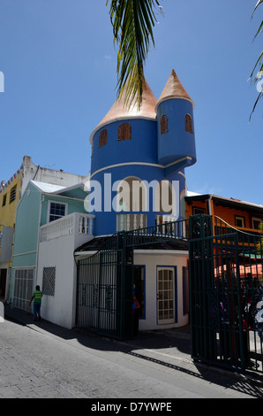 Gli edifici colorati e la torretta in Philipsburg, San Maarten, Antille olandesi Foto Stock