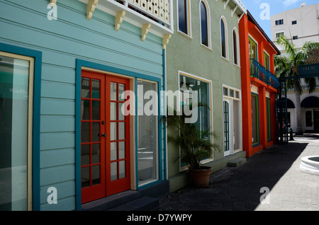 Gli edifici colorati in Philipsburg, San Maarten, Antille olandesi Foto Stock