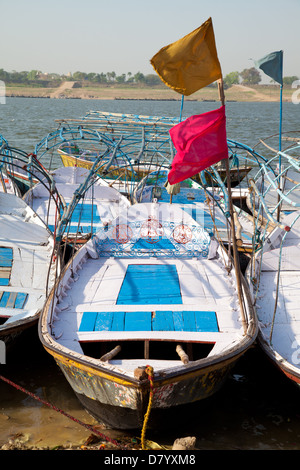 Barche alla riunione dei fiumi Gange e Yamuna vicino Allahabad, Uttar Pradesh, India Foto Stock