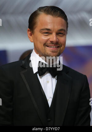 Cannes, Francia, 15 maggio 2013. L'attore Leonardo DiCaprio partecipa alla cerimonia di apertura della 66° Esposizione Internazionale Cannes Film Festival presso il Palais des Festivals a Cannes, Francia, il 15 maggio 2013. Foto: Hubert Boesl/DPA/Alamy Live News Foto Stock