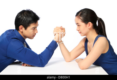 Business concettuale della concorrenza tra un uomo e una donna Foto Stock