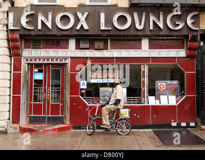 Uomo in bicicletta al di fuori il Lenox Lounge di Harlem, a New York Cit. Foto Stock