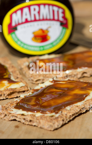 Segale Ryvita fette biscottate con burro e Marmite estratto di lievito. Regno Unito, 2013. Foto Stock