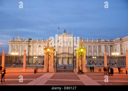 Illuminata Palacio Real e Plaza de la Armeria di notte, palazzo dei re nella capitale spagnola Madrid, Spagna, Europa Foto Stock