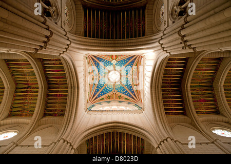 Soffitto colorati della cattolica Cattedrale Almudena Santa Maria la Real de La Almudena di Madrid in Spagna, Europa Foto Stock