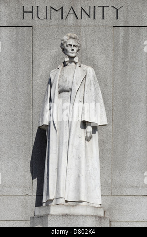 Londra, Inghilterra, Regno Unito. Statua (George Frampton; 1920) di Edith Cavell (1865-1915; infermiera ed eroina della prima guerra mondiale) al posto di San Martino Foto Stock