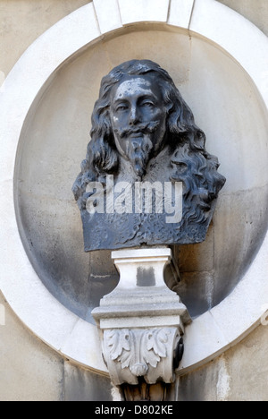 Londra, Inghilterra, Regno Unito. Busto in bronzo (c1800) di Charles I (1600-49) sopra la porta di Banqueting House su Whitehall Foto Stock