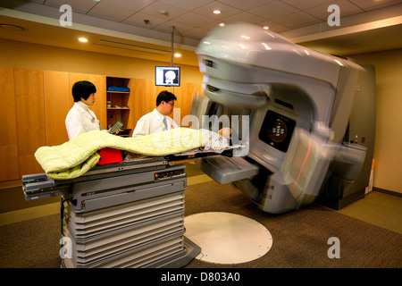 Un paziente viene sottoposto ad una scansione TC sotto la cura di personale presso il Samsung Medical Center. Foto Stock