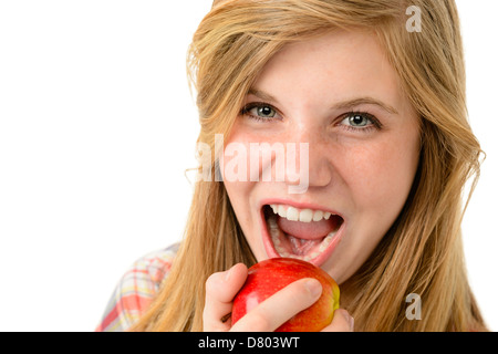 Ragazza adolescente mangiar sano apple isolati su sfondo bianco Foto Stock