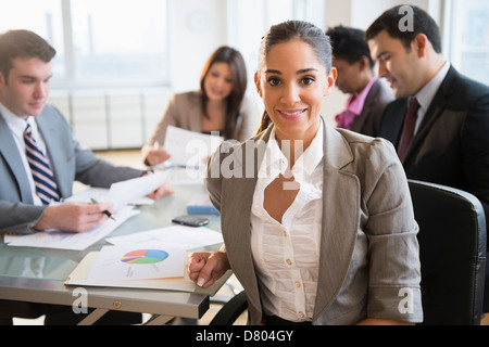 Imprenditrice sorridente in riunione
