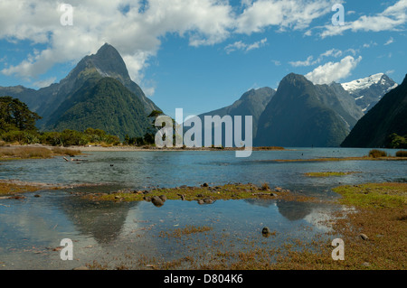 Mitre Peak e Milford Sound, Fjordland, Nuova Zelanda Foto Stock