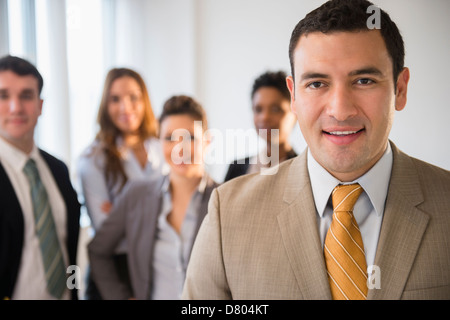 Imprenditore sorridente in ufficio Foto Stock