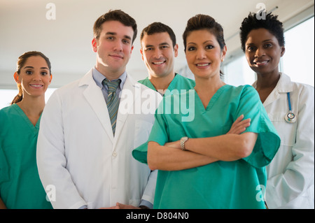 Medici e infermieri sorridente in ospedale Foto Stock