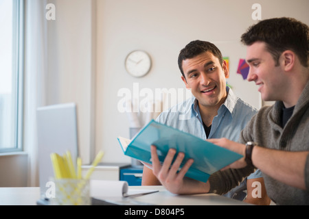 Imprenditori parlano in ufficio Foto Stock