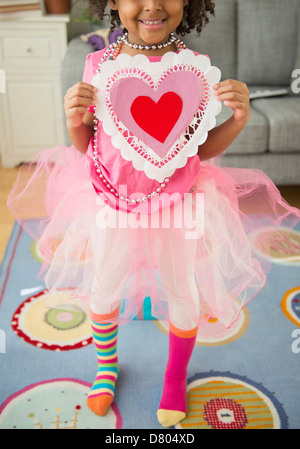 African American Girl tenendo il giorno di San Valentino card Foto Stock