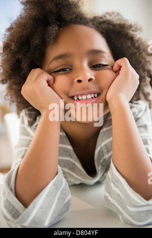 African American Girl appoggiata sui gomiti Foto Stock