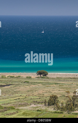 L'acqua chiara mare e barca a vela a Su Tiriarzu spiaggia ,Posada, Siniscola, Sardegna, Italia Foto Stock