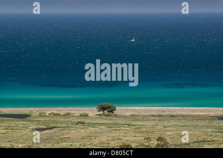 L'acqua chiara mare e barca a vela a Su Tiriarzu spiaggia ,Posada, Siniscola, Sardegna, Italia Foto Stock