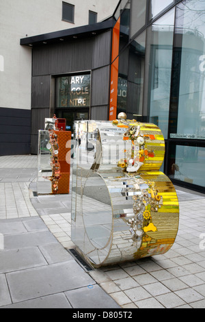 Le lettere I e B per libreria al di fuori della Maria Centro Secole in Clapham uno sviluppo, Clapham, London, Regno Unito Foto Stock