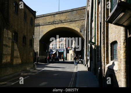 Visualizza in basso Stoney Street verso il mercato di Borough, Southwark, Londra, Regno Unito Foto Stock