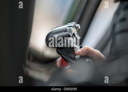 Primo piano della mano di un pilota di elicotteri sulla leva di controllo collettiva durante l'esposizione a terra in un'esposizione aerea in Australia. Foto Stock