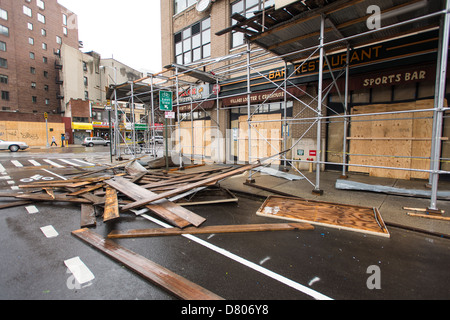 Uragano di sabbia. Distrutto un ponteggio, vicino all'intersezione di Varick St e Carmine San Manhattan NYC, Ott 30, 2012. Foto Stock
