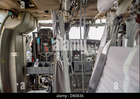 Vista interna dell'abitacolo di un elicottero UH-60 Black Hawk dell'esercito australiano che mostra i comandi di volo, l'avionica e i pannelli degli strumenti in una mostra aerea ad Austr Foto Stock
