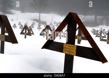 La prima guerra mondiale. Veneto, Italia, Altopiano di Asiago. Il monte Mosciagh, austro-ungarico il Cimitero di Guerra n. 1 nella neve. Foto Stock