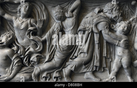 Sarcofago romano. Circa 160 annuncio. Apollo e Artemis kill Niobe di 14 bambini. La vendetta di Leto. Glyptothek. Monaco di Baviera. Germania. Foto Stock