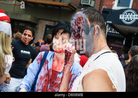 I partecipanti della NYC Zombie Crawl, Williamsburg. Maggio 27, 2012 Foto Stock