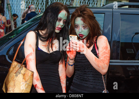 I partecipanti della NYC Zombie Crawl, Williamsburg. Maggio 27, 2012 Foto Stock