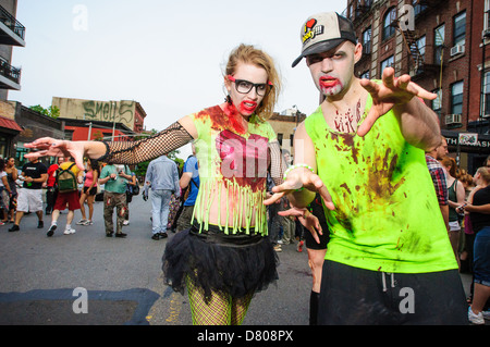 I partecipanti della NYC Zombie Crawl, Williamsburg. Maggio 27, 2012 Foto Stock