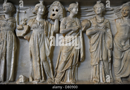 Sarcofago romano. Circa 180 annuncio. Dea Atena, dio Apollo e le nove Muse. Rilievi. Glyptothek. Monaco di Baviera. Germania. Foto Stock