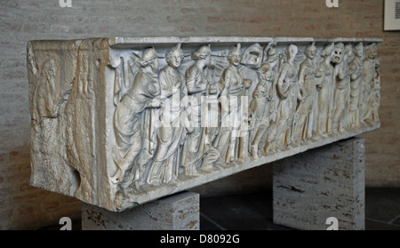 Sarcofago romano. Circa 180 annuncio. Dea Atena, dio Apollo e le nove Muse. Rilievi. Glyptothek. Monaco di Baviera. Germania. Foto Stock