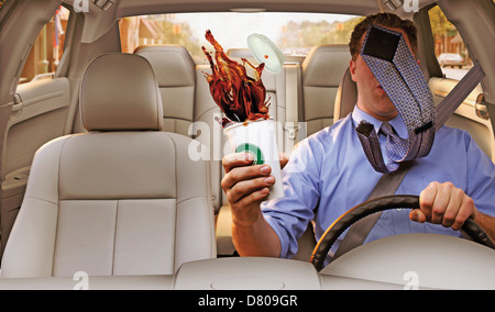 L'uomo la fuoriuscita di caffè durante la guida Foto Stock