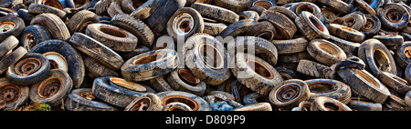 Pila di gomme in junkyard Foto Stock