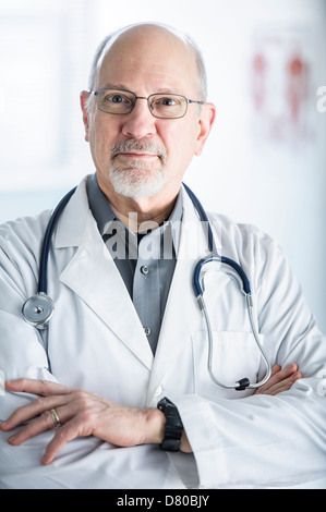 Medico caucasica sorridente in ufficio Foto Stock