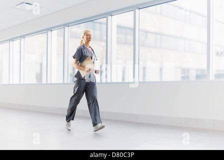 Infermiera caucasica camminando in ospedale Foto Stock