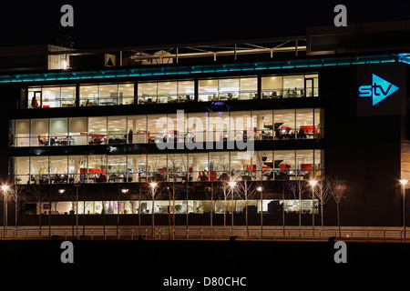 Il quartier generale STV si è illuminato sul Pacific Quay a Glasgow di notte, in Scozia, Regno Unito Foto Stock