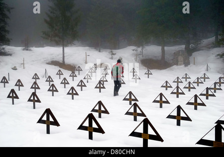 La prima guerra mondiale. Veneto, Italia, Altopiano di Asiago. Il monte Mosciagh, austro-ungarico il Cimitero di guerra numero 1 nella neve. Foto Stock